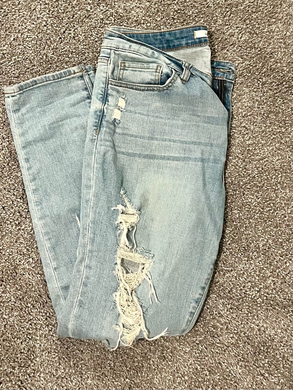 Willow & Root Distressed Straight Leg Women’s Jeans in Light Blue Wash- size 30
